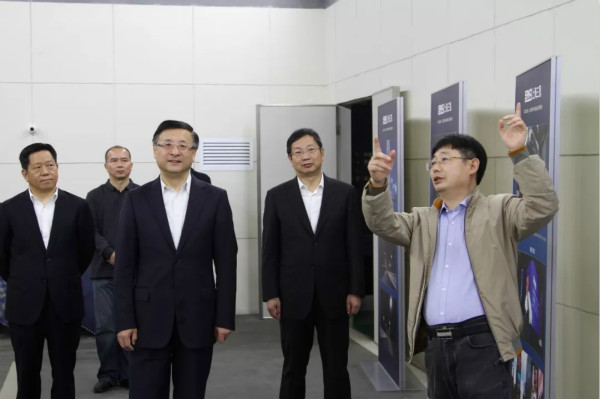 上海市委常委、市委政法委書記陳寅(中)、閔行區(qū)區(qū)委書記朱芝松(右二)、區(qū)委常委、政法委書記劉豫峰(左一)聽取上海三思總裁王鷹華(右一)介紹LED相關(guān)技術(shù)和產(chǎn)品