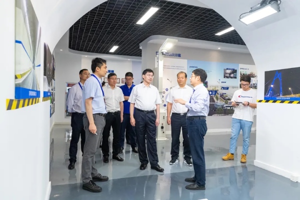 陳龍書記等一行參觀隧道照明區(qū)域