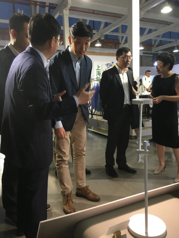 上海市市場監督管理局局長陳學軍（中）等領導