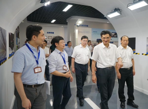 浙江省委常委、統(tǒng)戰(zhàn)部部長熊建平(右二)、金華市委書記陳龍(中),浦江縣委書記程天云(右)