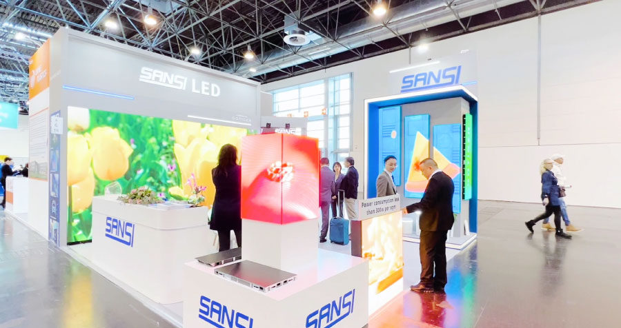 新零售門店,采用,透明LED屏,打造,虛實(shí)融合,櫥窗