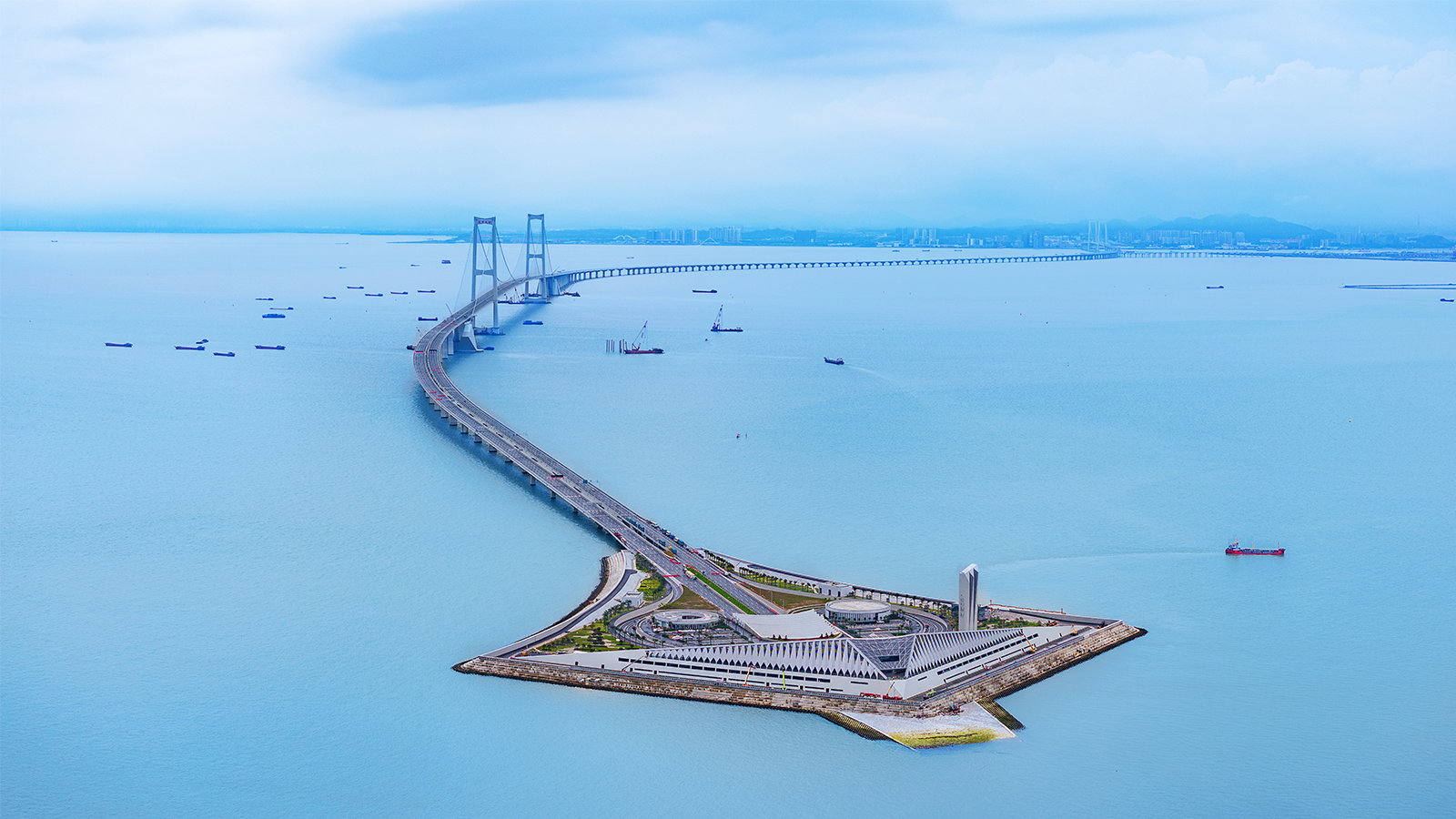 深圳特區(qū)報(bào)報(bào)道,深中通道,采用LED隧道照明燈具30000多套,護(hù)航行車安全